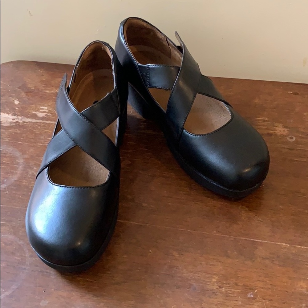 Non slip shoes for crews